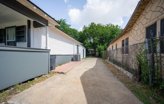 rental at 1731  Hays St in San Antonio, TX — photo 2