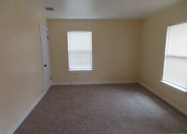 rental at 142  Danny Clay in San Antonio, TX — photo 4