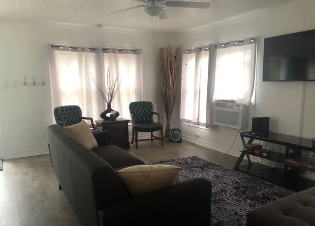 rental at 2427  W Southcross Unit REAR in San Antonio, TX — photo 2