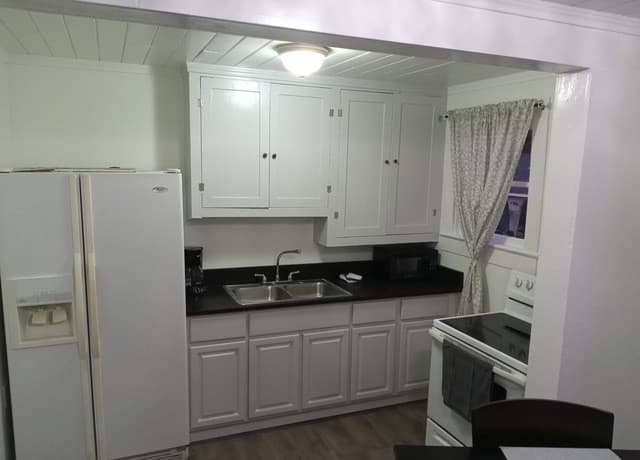 rental at 2427  W Southcross Unit REAR in San Antonio, TX — photo 3