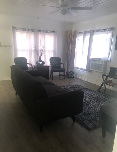rental at 2427  W Southcross Unit REAR in San Antonio, TX — photo 4
