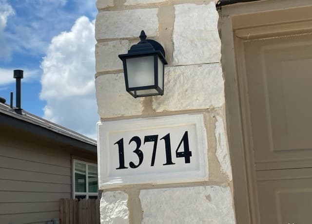 rental at 13714  Boothe Grv in San Antonio, TX — photo 2