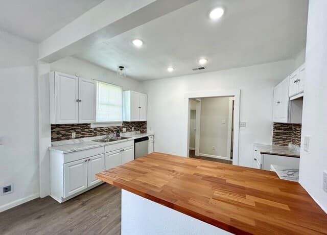 rental at 2623 W Houston St in San Antonio, TX — photo 2