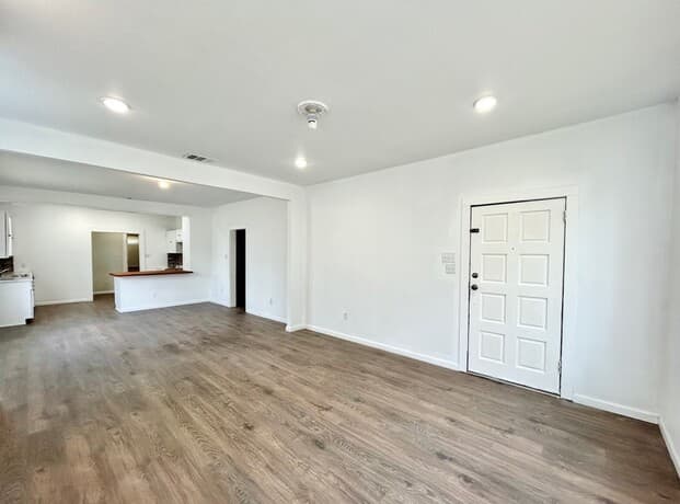 rental at 2623 W Houston St in San Antonio, TX — photo 4
