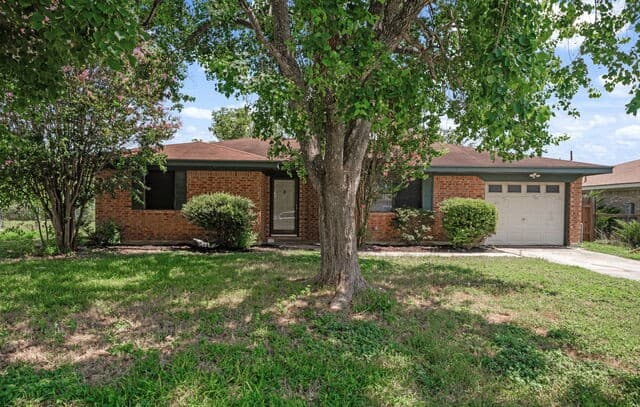 2-bedroom rental at 306 Meadow Dr in Marion, TX — photo 2