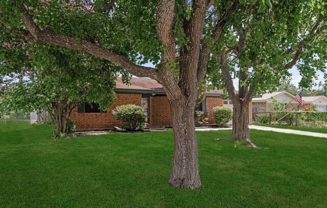 2-bedroom rental at 306 Meadow Dr in Marion, TX — photo 3
