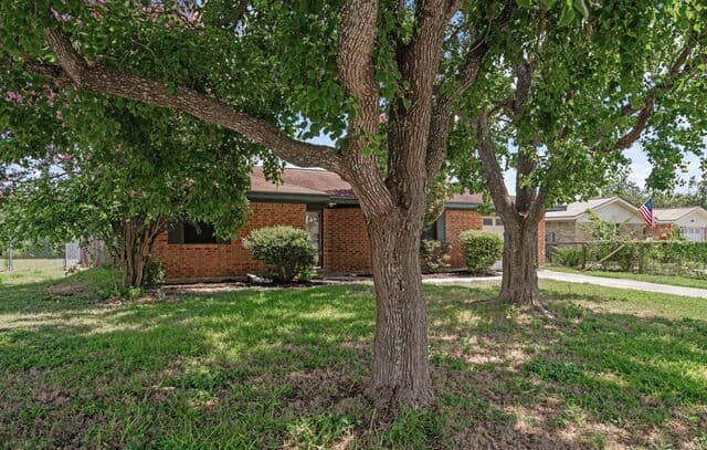 2-bedroom rental at 306 Meadow Dr in Marion, TX — photo 4