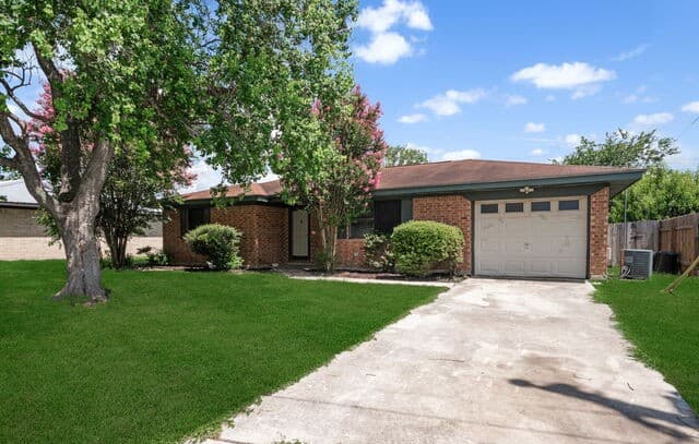 2-bedroom rental at 306 Meadow Dr in Marion, TX — photo 5