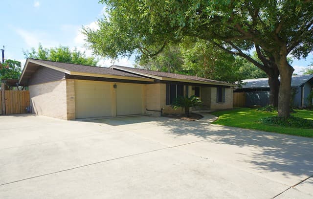 rental at 9802  La Rue St in San Antonio, TX — photo 3