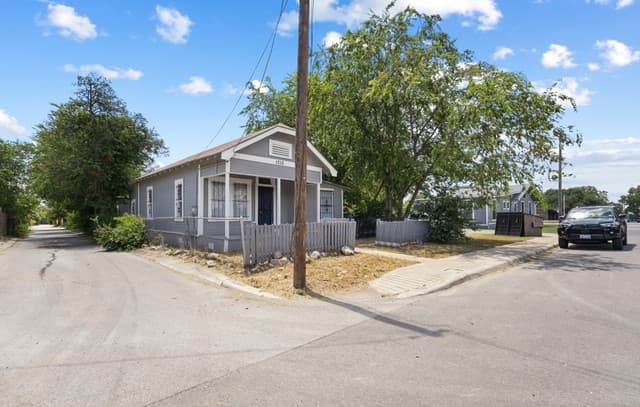 rental at 1710 N Navidad St in San Antonio, TX — photo 2