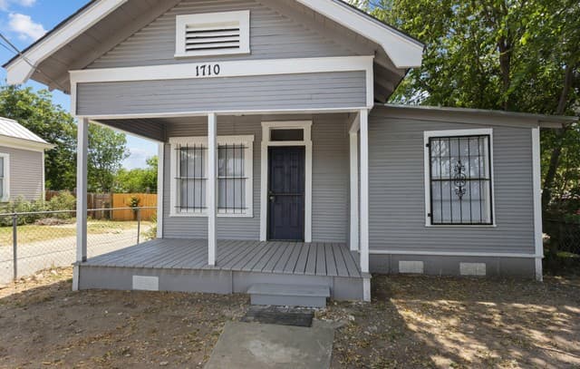 rental at 1710 N Navidad St in San Antonio, TX — photo 3