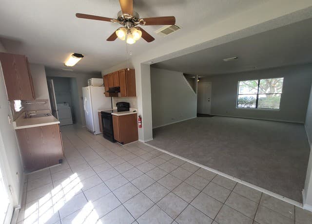 rental at 6110  Candletree in San Antonio, TX — photo 3