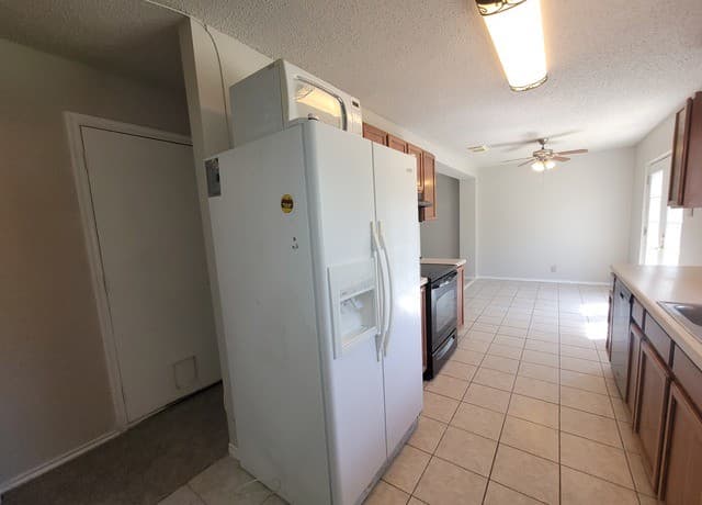 rental at 6110  Candletree in San Antonio, TX — photo 5