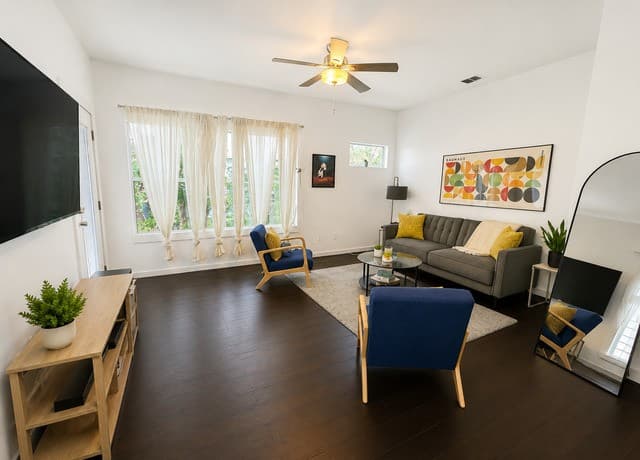 rental at 704 N Cherry St in San Antonio, TX — photo 4