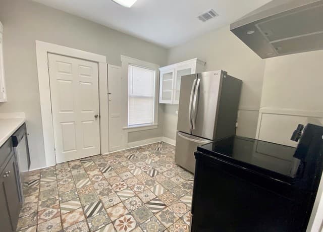 rental at 1047 E Highland Blvd in San Antonio, TX — photo 4