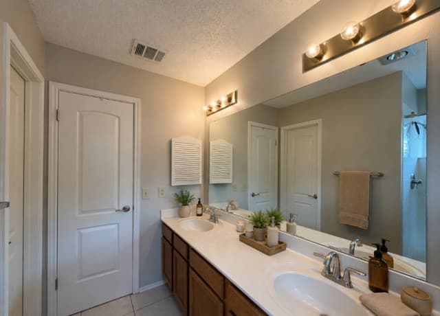 rental at 13915  Laurel Hollow Dr in San Antonio, TX — photo 5