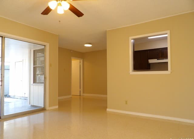 rental at 5637  Walzem Rd in Windcrest, TX — photo 2