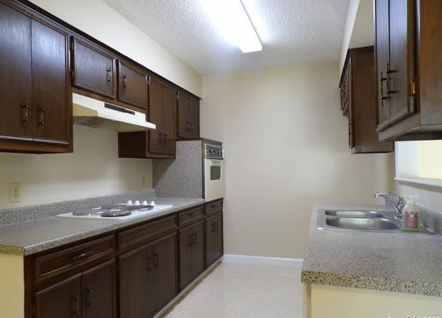 rental at 5637  Walzem Rd in Windcrest, TX — photo 4