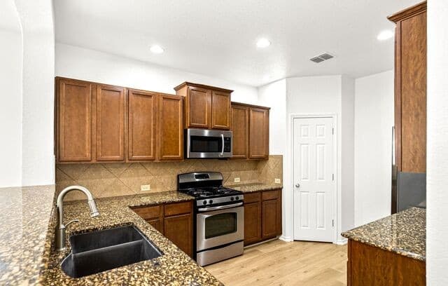 rental at 13515  Ashmont Ter in Live Oak, TX — photo 4