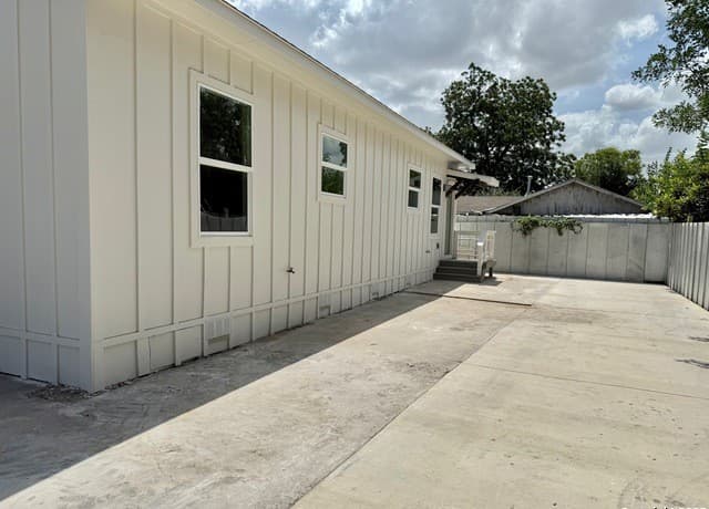 rental at 207  Meridian Ave Unit 102 in San Antonio, TX — photo 2