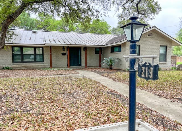 rental at 219  Laramie in San Antonio, TX — photo 2