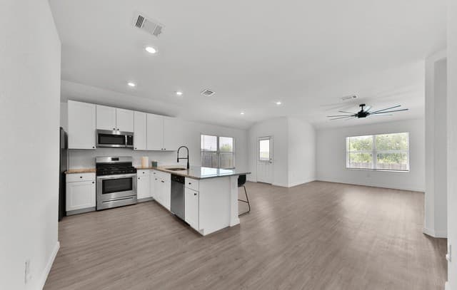 rental at 606  Bean Bnd in San Antonio, TX — photo 4
