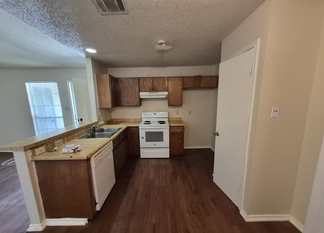 rental at 5201  Meadow Field Unit 3 in San Antonio, TX — photo 5