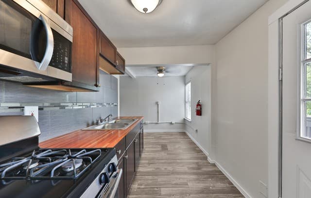 rental at 827 W Rosewood Ave Apt #5 in San Antonio, TX — photo 3