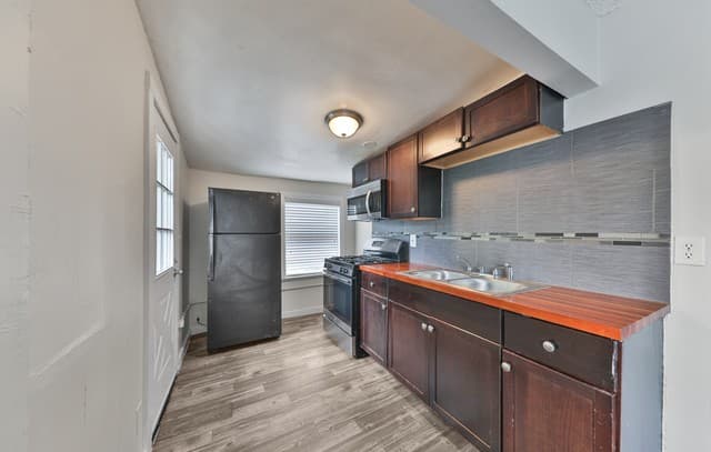 rental at 827 W Rosewood Ave Apt #5 in San Antonio, TX — photo 4