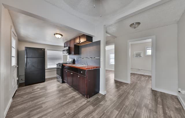 rental at 827 W Rosewood Ave Apt #5 in San Antonio, TX — photo 5