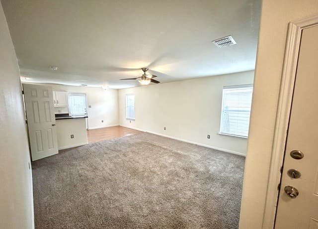 rental at 5702  Wildcat Cyn in San Antonio, TX — photo 2