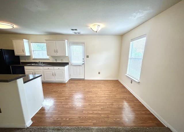 rental at 5702  Wildcat Cyn in San Antonio, TX — photo 4