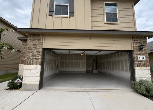 rental at 5712  Hartley Home in San Antonio, TX — photo 5