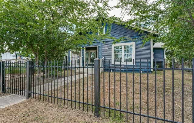 rental at 1201 S Palmetto in San Antonio, TX — photo 1
