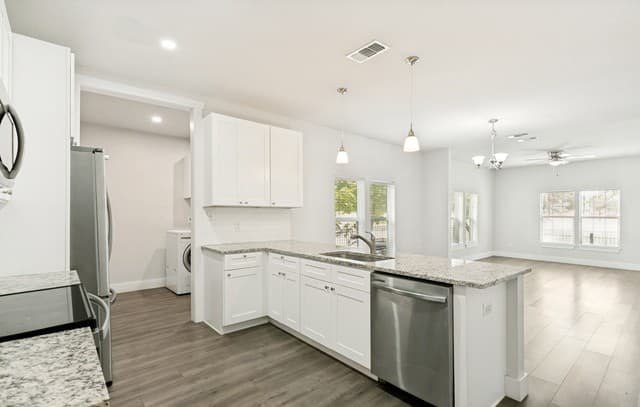 rental at 1201 S Palmetto in San Antonio, TX — photo 5