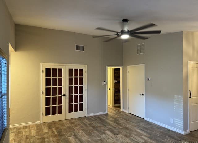 rental at 13939 S Village Dr in San Antonio, TX — photo 4