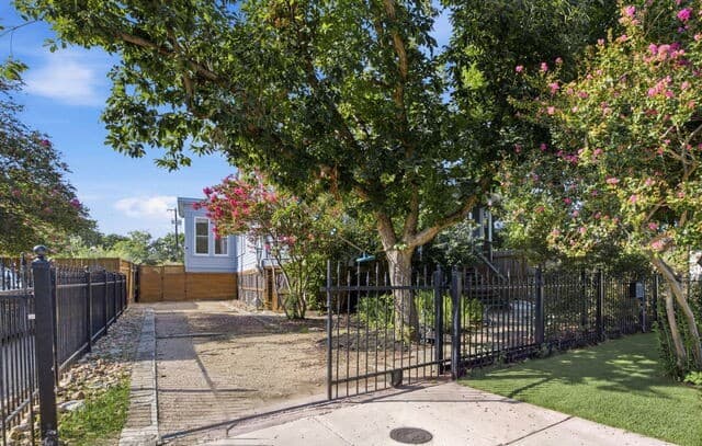 rental at 123  Fir Street in San Antonio, TX — photo 3