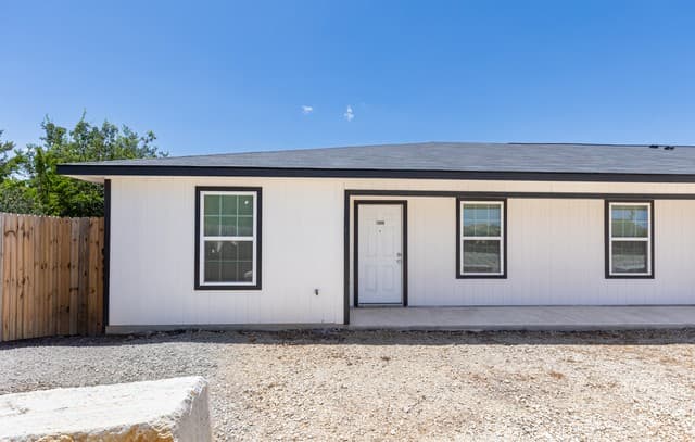rental at 1006  County Road 4516 in Castroville, TX — photo 1