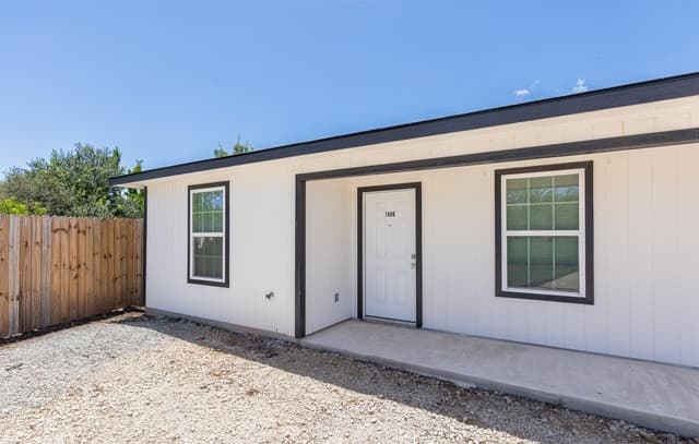 rental at 1006  County Road 4516 in Castroville, TX — photo 2
