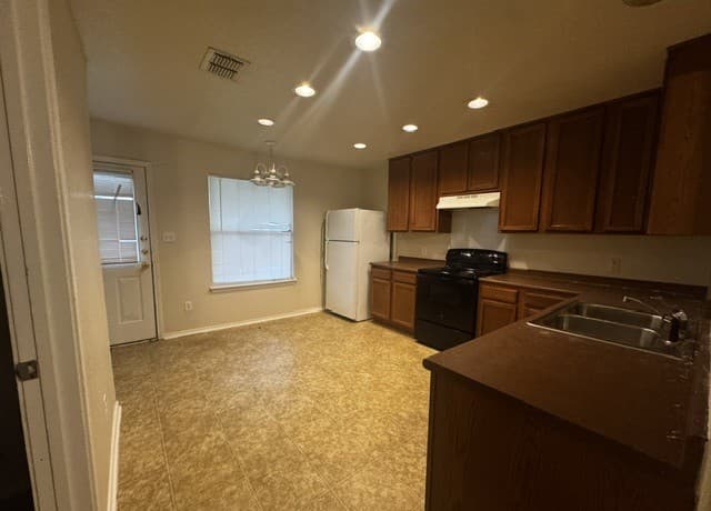 rental at 3614  Dunlap Flds in Converse, TX — photo 3