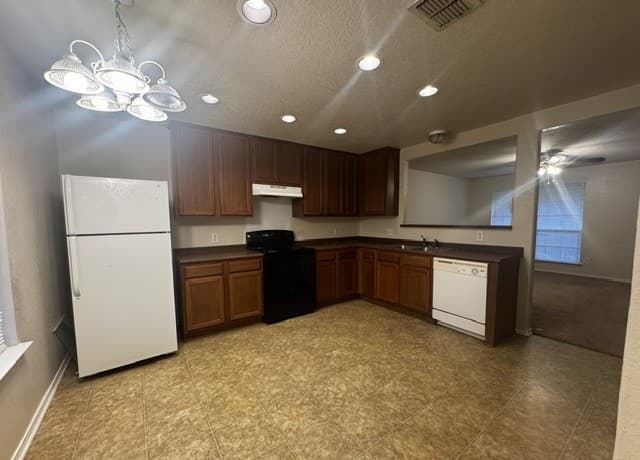 rental at 3614  Dunlap Flds in Converse, TX — photo 4