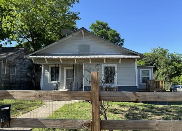 rental at 520 W Mitchell St in San Antonio, TX — photo 1