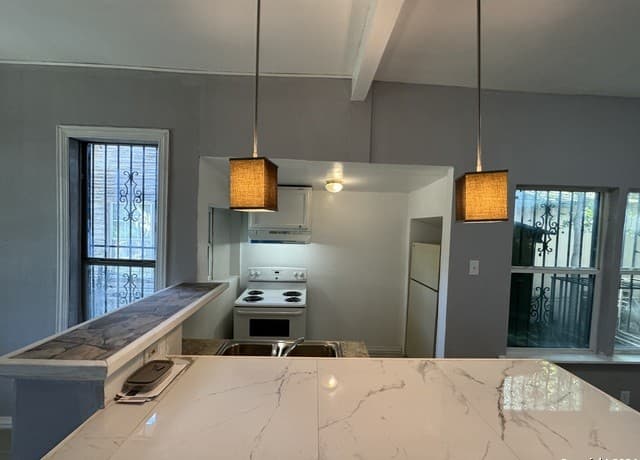 rental at 520 W Mitchell St in San Antonio, TX — photo 3