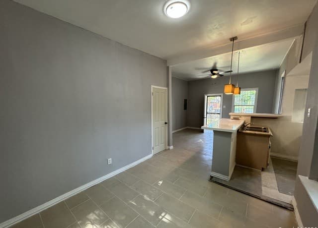rental at 520 W Mitchell St in San Antonio, TX — photo 4