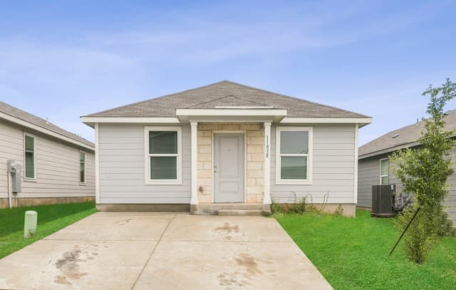 rental at 11838  Flying Aces Rd in Von Ormy, TX — photo 2