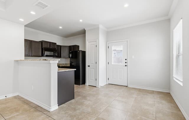 rental at 6015  Karly Way Unit 104 in San Antonio, TX — photo 4