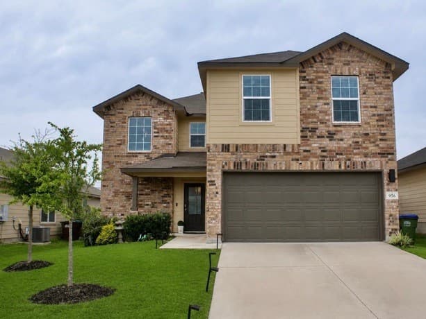 rental at 956  Brown Thrasher in San Antonio, TX — photo 1