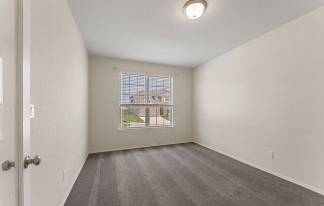 4-bedroom rental at 942 Blue Violet in New Braunfels, TX — photo 5