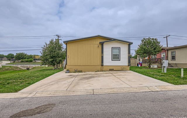 rental at 414  Bucks Circle in Converse, TX — photo 1