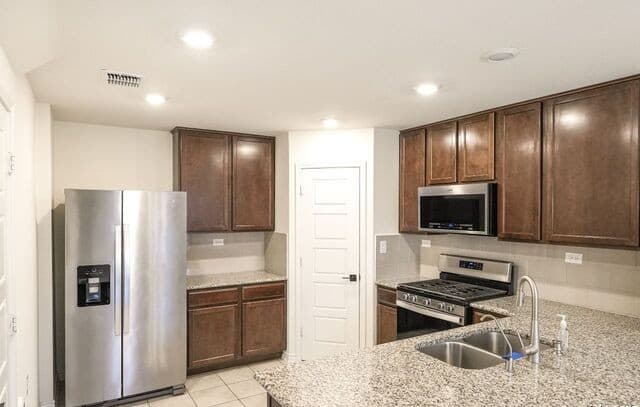 rental at 5527  Castle Brook Dr in San Antonio, TX — photo 5